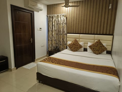 Deluxe Single Room | Egyptian cotton sheets, premium bedding, down comforters, in-room safe