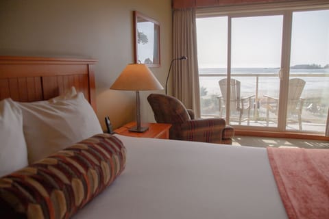 Deluxe Room, 1 King Bed, Beachside | Premium bedding, pillowtop beds, in-room safe, iron/ironing board