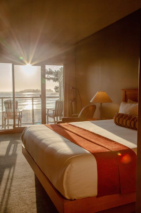 Deluxe Room, 1 King Bed, Beachside | Premium bedding, pillowtop beds, in-room safe, iron/ironing board