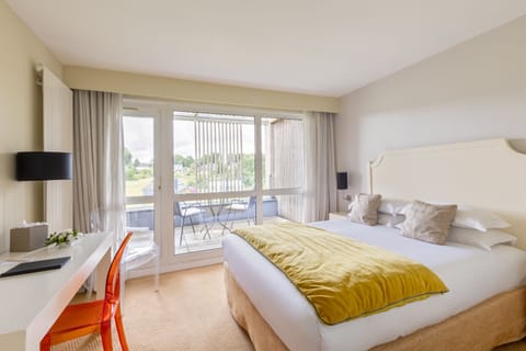 Superior Room, 1 Queen Bed, Terrace, Park View | Minibar, in-room safe, desk, soundproofing
