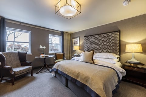 Executive Double or Twin Room | Minibar, in-room safe, individually decorated, individually furnished