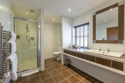 Junior Suite | Bathroom | Combined shower/tub, designer toiletries, hair dryer, bathrobes