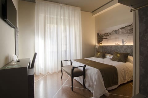 Classic Double Room | In-room safe, blackout drapes, free wired internet, bed sheets