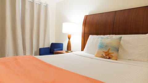 Standard Room, 1 Queen Bed, Refrigerator, Courtyard Area | Free WiFi, bed sheets