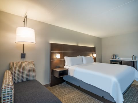 Standard Room, 1 King Bed | Premium bedding, in-room safe, desk, laptop workspace