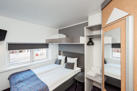 Commodore | Desk, free WiFi, bed sheets