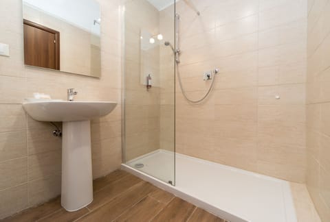 Double or Twin Room, Canal View | Bathroom | Shower, free toiletries, hair dryer, slippers