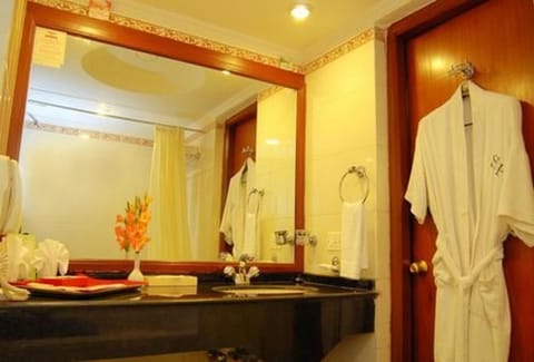 Deluxe Twin Room | Bathroom | Shower, free toiletries, bathrobes, slippers