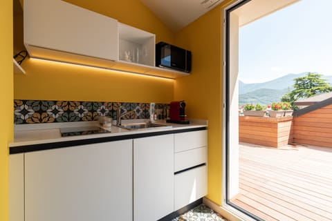 Suite queen con terrazza, LEEL | Private kitchen | Fridge, microwave, coffee/tea maker, electric kettle