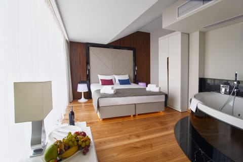 Suite, Terrace | Hypo-allergenic bedding, minibar, in-room safe, desk