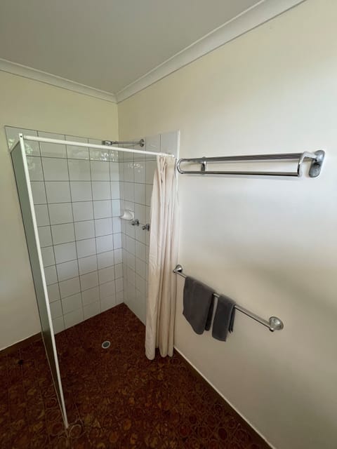 Standard Double Studio | Bathroom | Shower, free toiletries, hair dryer, towels