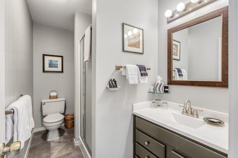 Ashland Creek (Deluxe Room, Private Bathroom, Garden View) | Bathroom | Designer toiletries, hair dryer, bathrobes, towels