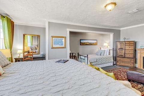 Grizzly Peak (Premium Room, Private Bathroom, Mountain View) | Hypo-allergenic bedding, individually decorated, individually furnished