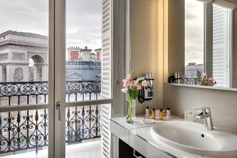 Room, City View (Privilège, Arc de Triomphe) | Bathroom | Designer toiletries, hair dryer, bathrobes, slippers