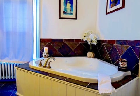 Heritage Room | Deep soaking bathtub