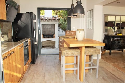 kitchen with outside bbq