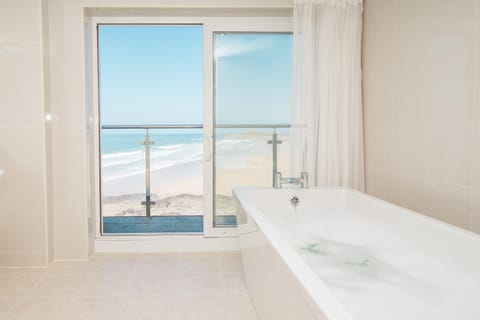 Deluxe Double or Twin Room | Bathroom | Combined shower/tub, designer toiletries, hair dryer, bathrobes