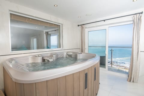 Suite, Sea View | Private spa tub