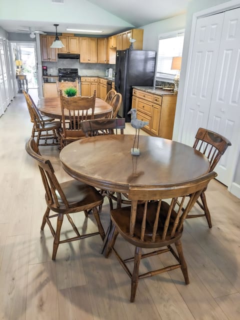 Dining & Kitchen Area - Plenty of seating for the whole family 