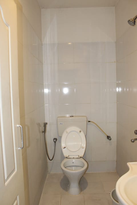 Deluxe Twin Room (AC) | Bathroom | Shower, free toiletries, slippers, towels