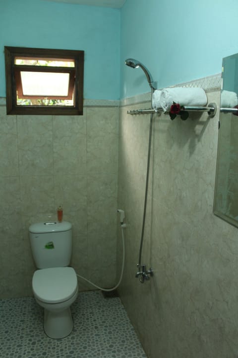 Standard Room | Bathroom | Shower, free toiletries, hair dryer, slippers