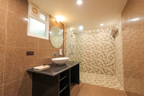 Traditional Double Room | Bathroom | Shower, free toiletries, bidet, towels