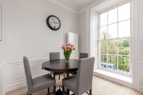 Superior Apartment, Castle View | In-room dining