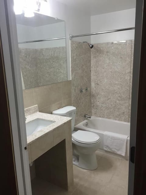 Combined shower/tub, towels