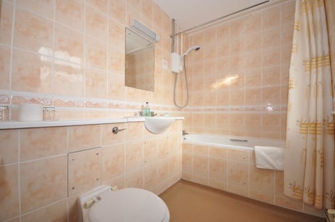 Twin Room | Bathroom | Free toiletries, hair dryer, towels