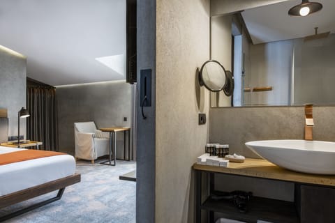 Double or Twin Room, Terrace | Bathroom | Shower, free toiletries, hair dryer, bathrobes