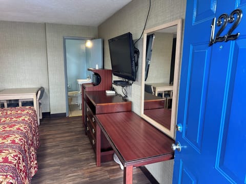 Minibar, desk, free WiFi, bed sheets