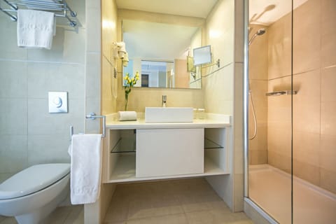 Junior Suite, Balcony | Bathroom | Eco-friendly toiletries, towels