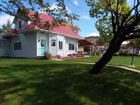 Beautiful green lawns and covered outdoor area.