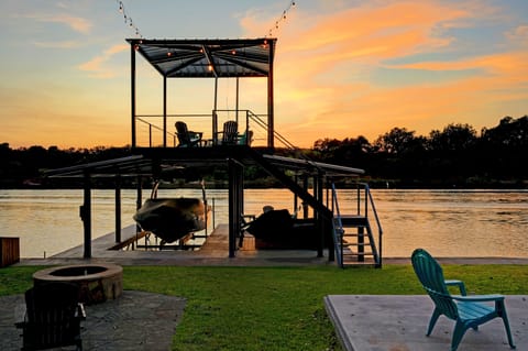 Tiki Bar not shown in the picture  Scroll through Pictures to see the new update