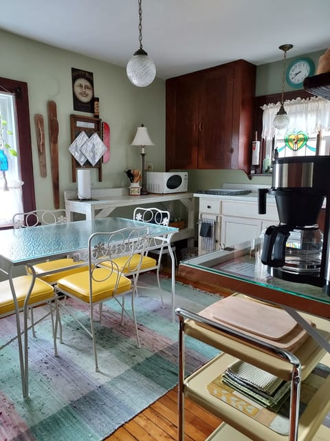 Kitchen~Vintage table ~ seating for 4~ Fully equipped kitchen