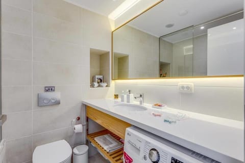 Suite (Gregory) | Bathroom | Bathtub, jetted tub, designer toiletries, hair dryer