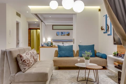 Suite (Joseph) | Living area | 65-inch flat-screen TV with satellite channels, LED TV, Netflix