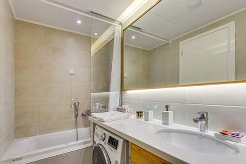 Suite (Joseph) | Bathroom | Bathtub, jetted tub, designer toiletries, hair dryer