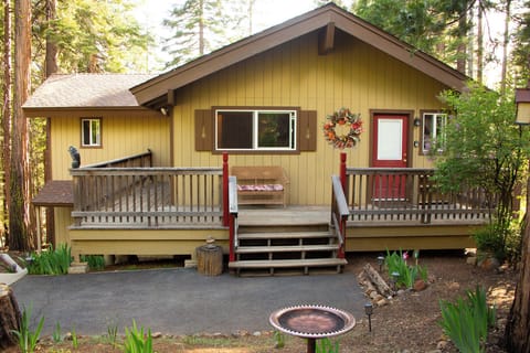 Beautiful Lake Almanor Cabin.  Year-Round retreat. 4 Bedroom 2 bath. 