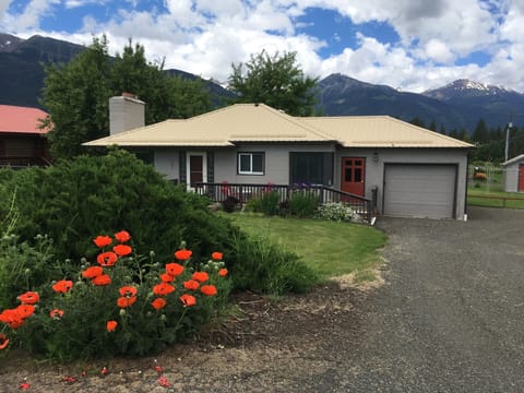 Come stay in this beautiful midcentury gem!