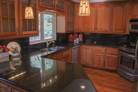 Granite countertops and an open floor plan in the kitchen.