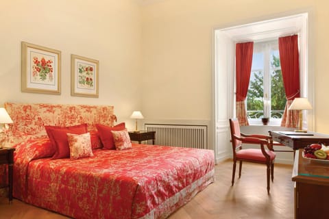 Classic Room, 1 Queen Bed, Garden View | Premium bedding, minibar, in-room safe, desk