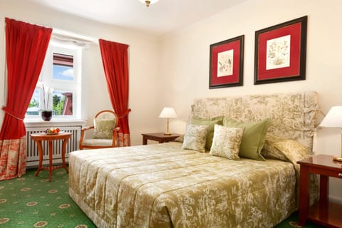 Classic Room, 1 Double Bed, Garden View | Premium bedding, minibar, in-room safe, desk