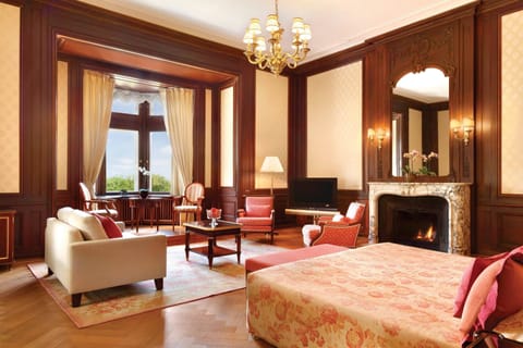 Grand Room, 1 King Bed, Garden View | Premium bedding, minibar, in-room safe, desk