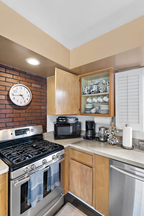 20) Dishes, Utensils, Spices & Cooking Supplies

(STR15-0397)