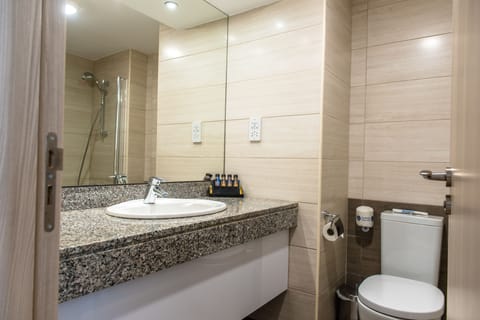 Suite, 1 Bedroom, Sea View | Bathroom | Combined shower/tub, hair dryer, towels