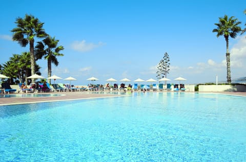 Indoor pool, 2 outdoor pools