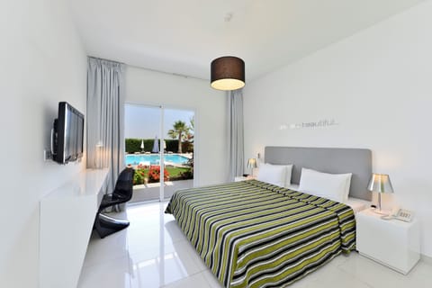 Suite, 1 Bedroom, Pool View | 1 bedroom, premium bedding, in-room safe, desk