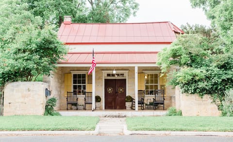 Welcome to the Historic Sweet Retreat! (Built in 1873)