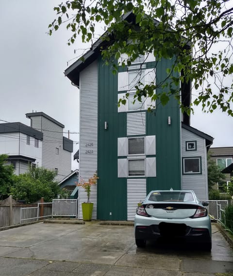 This unit is the second set of windows. Parking, where the car is parked.